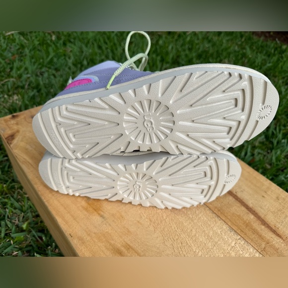 NWOB UGG®Highland High Top Heritage Hiking Boot. MSRP $120 - Picture 14 of 16